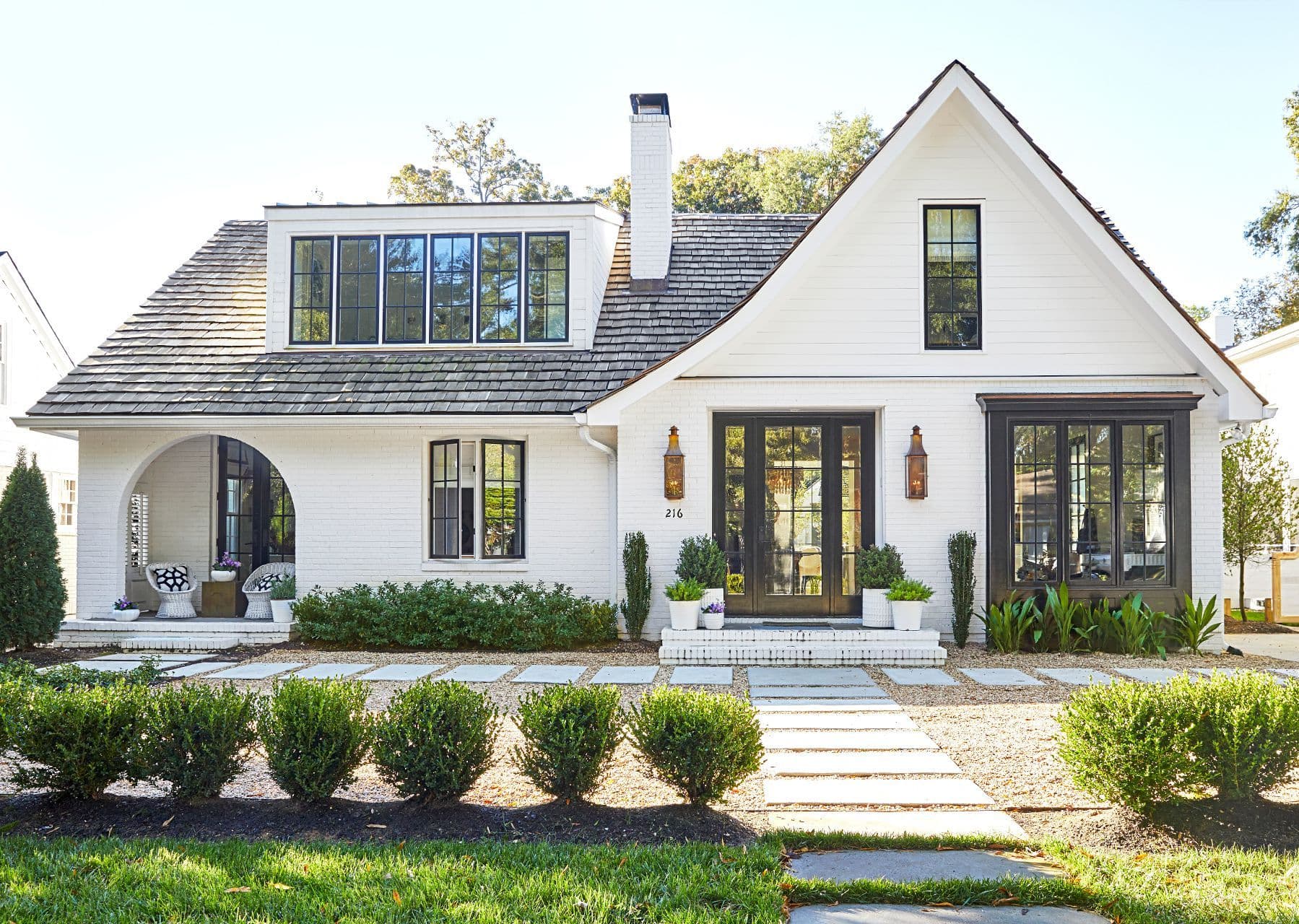 white-modern-house-curved-patio-archway-c0a4a3b3-aa51b24d14d0464ea15d36e05aa85ac9.jpg